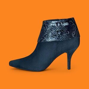 NWOB Footnotes Black Suede Bootie sz 7